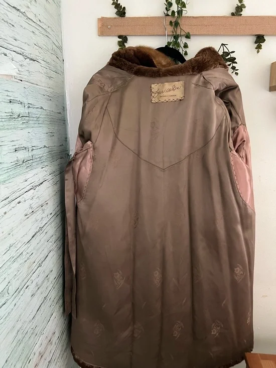 Real Fur Luxurious Vintage Fur Coat – Classic & Elegant - Picture 8 of 15